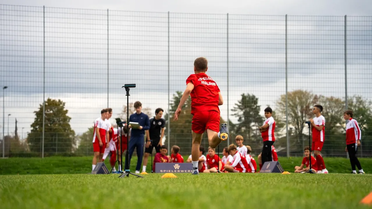 Sprinttest durch die Lichtschranken, Mannschaft schaut zu