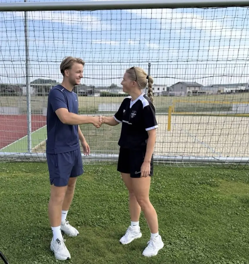 Spielerwerk und ELITE Soccer Academy beim Handschlag vor dem Tor