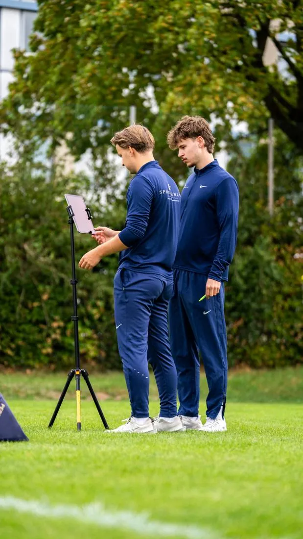 Spielerwerk-Coaches erfassen Messwerte am Tablet
