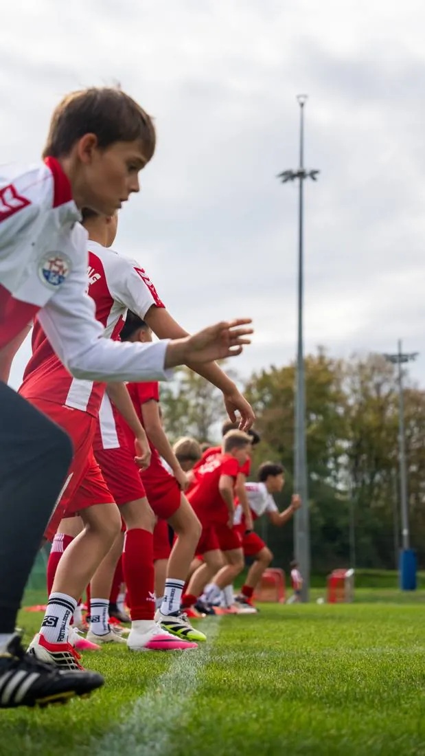 Nachwuchsspieler warten in der Reihe auf ihren Testdurchgang