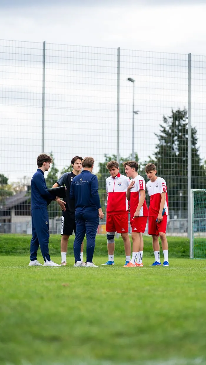 Besprechung zwischen Coaches und Spielern