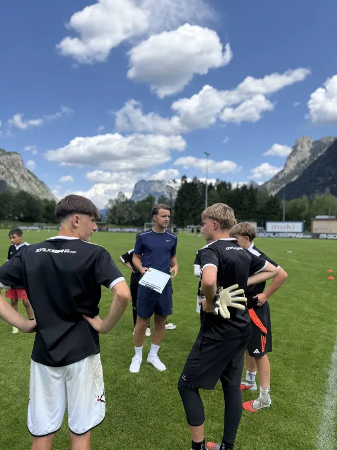 Trainer bespricht sich mit dem Team