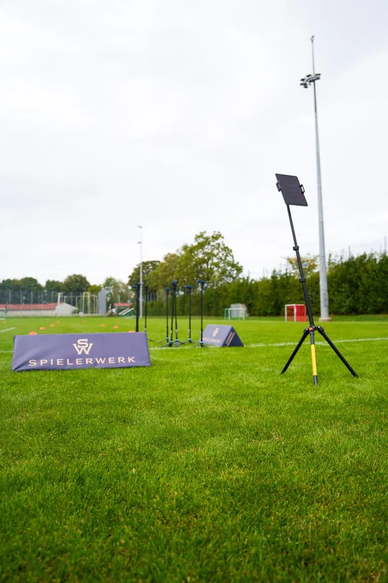 Spielerwerk-Testaufbau mit Tablet auf dem Platz