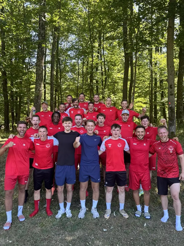Jubelnde Mannschaft im Wald während eines Camps