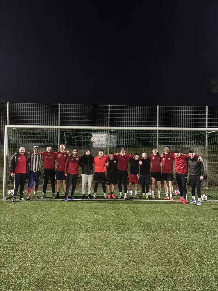 Mannschaft in Rot vor dem Tor