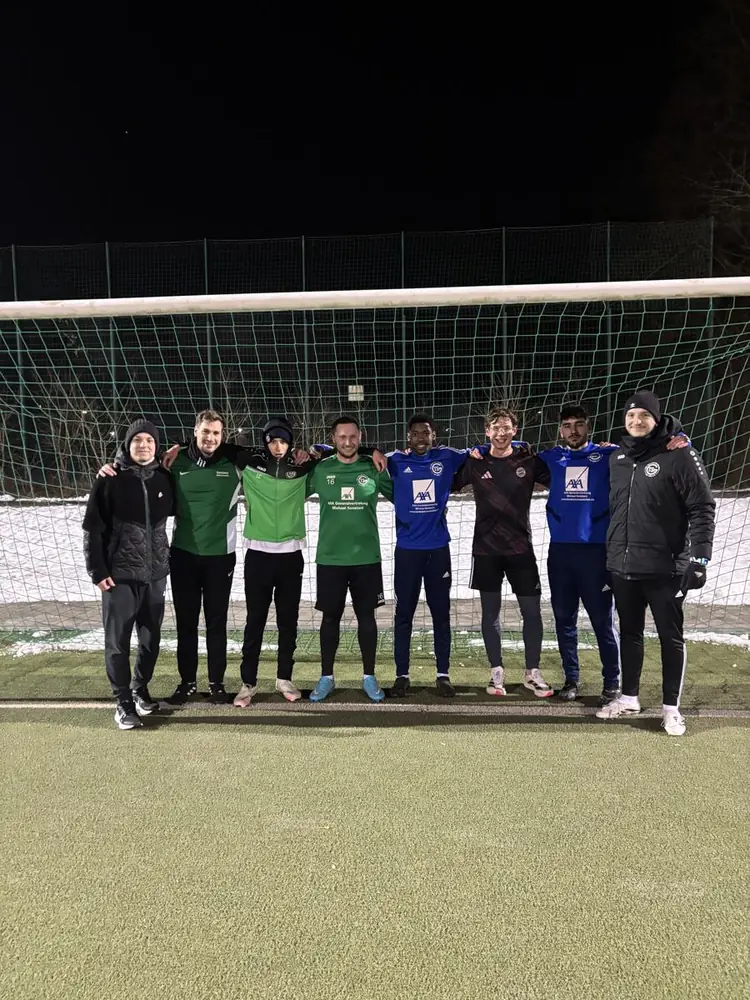 Spieler verschiedener Vereine vor dem Tor