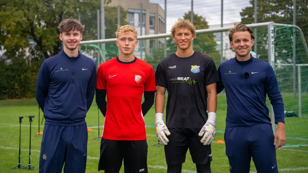 Spielerwerk-Coaches mit Spielern auf dem Trainingsplatz